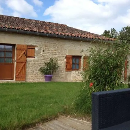 Le Fontaine : 4/5 Pers. Ou Site Entier 9 Pers * Saint-Georges-les-Baillargeaux